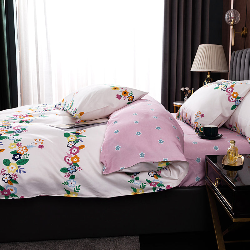 طقم مفرش سرير  بوجهين الابيض مع الزهور الملونه والوردي (كنج) مع الحشوة